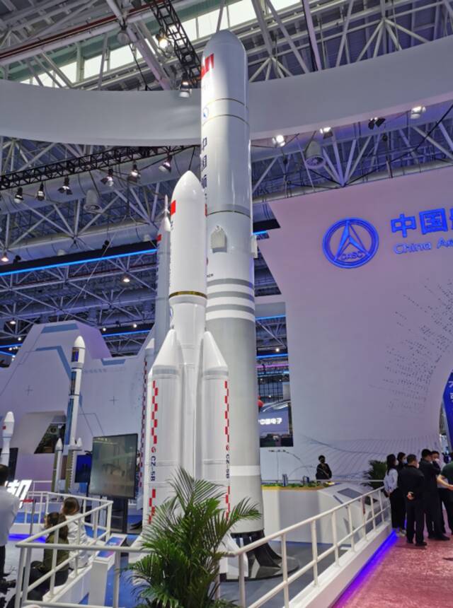 长征五号B与重型运作火箭模型。