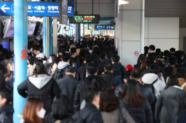 7日早高峰时段，首尔地铁1号线相关车站内情况。图自韩媒