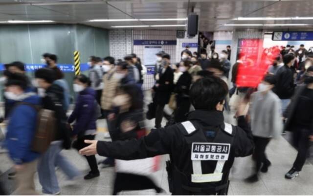 7日早高峰期间，首尔交通公社工作人员在地铁1号线首尔站维持秩序。图自韩媒