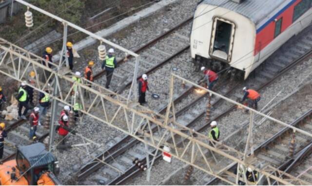 7日上午，韩国铁道公社正在发生列车脱轨事故的永登浦站附近进行铁路修复工作。图自韩媒