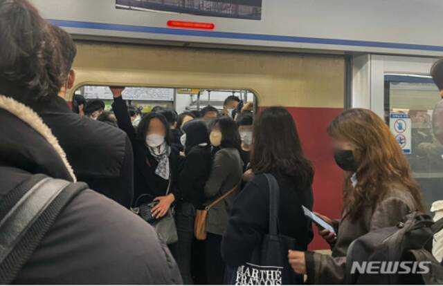 7日早高峰时段，首尔地铁1号线相关车站站台及车厢内情况。图自韩媒