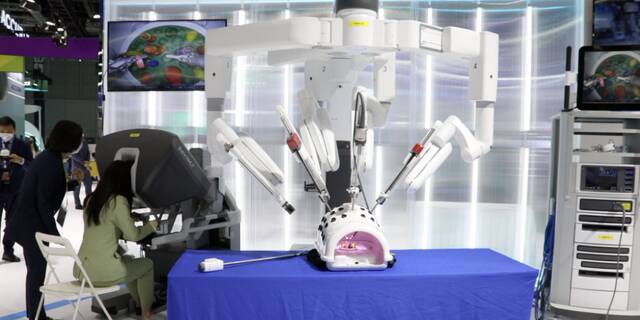 记者在体验操作达芬奇手术机器人系统。新华社记者赵博摄