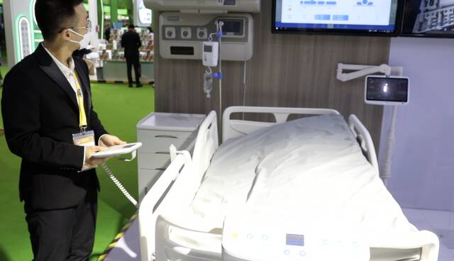 工作人员在操作智能电动病床。新华社记者赵博摄