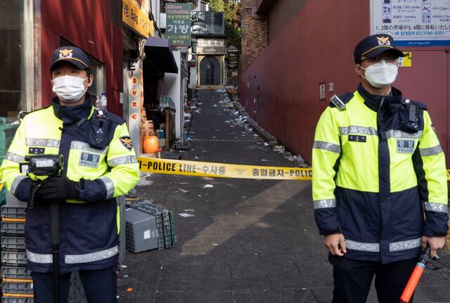 10月30日，警察在韩国首尔踩踏事故现场警戒。新华社发（李相浩摄）