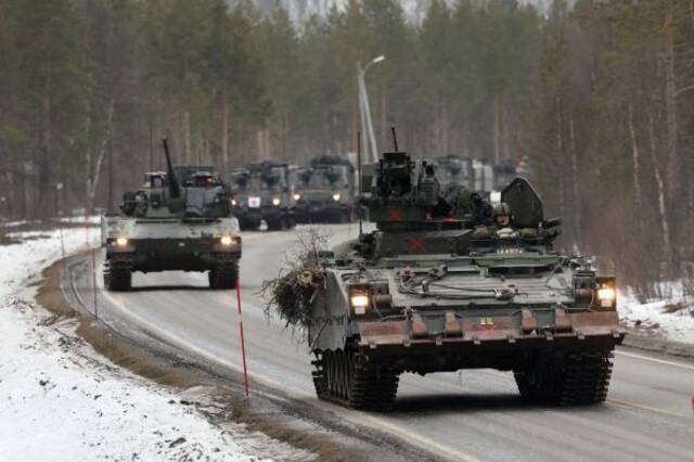 参加演习的瑞典军队装甲部队（路透社资料图片）