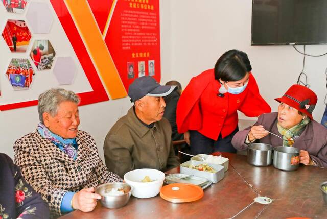 图为老人在金山社区爱心公益食堂就餐。新华社记者杨青摄