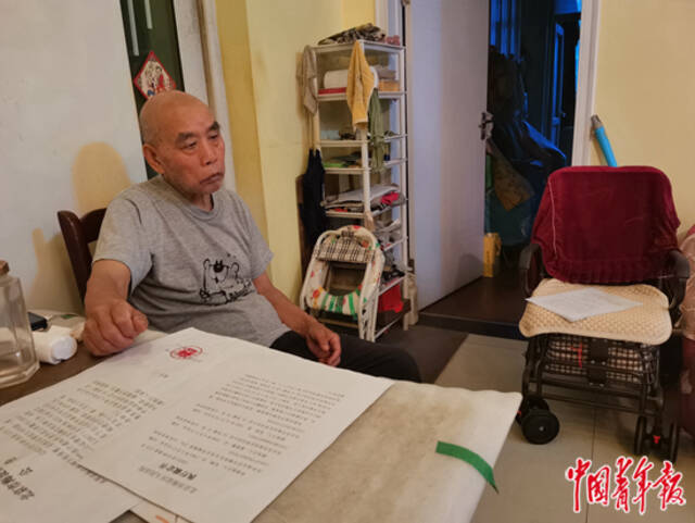 收到强制腾房通知后，吴涛坐在房子里。中青报·中青网记者耿学清/摄