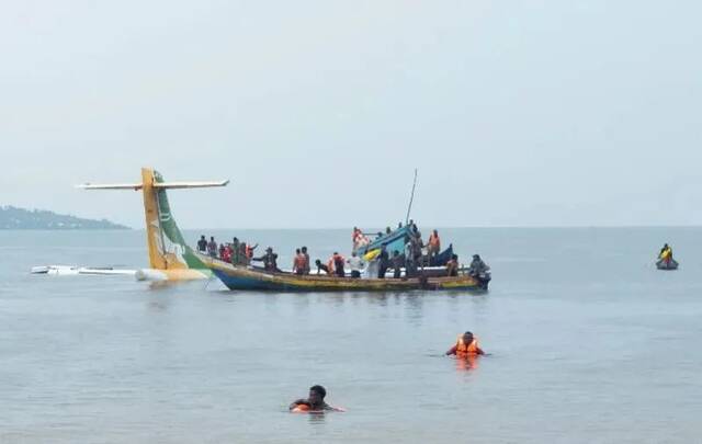 11月6日，救援人员在坦桑尼亚卡盖拉省的维多利亚湖中打捞客机残新华社/路透