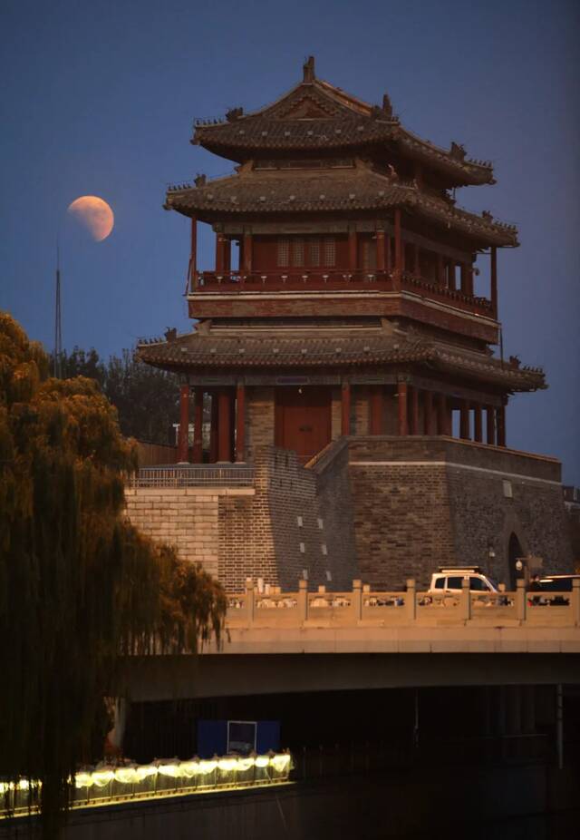 这是11月8日在北京永定门附近拍摄的月食。新华社记者卢哲摄