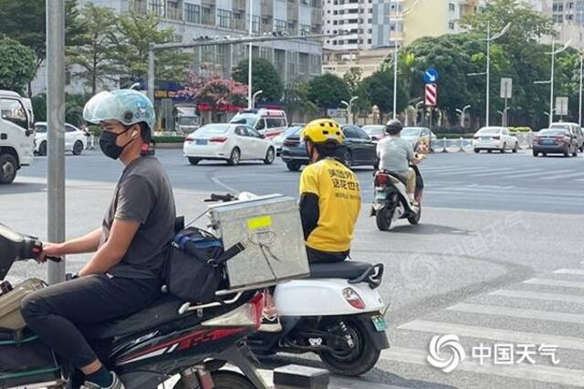 近日，广西南宁热意犹存，市民着短袖出行。（图/黄丽娜）