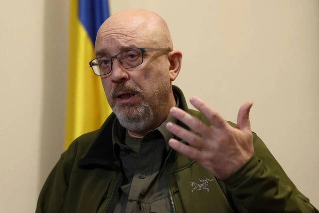 当地时间11月10日，乌克兰国防部长列兹尼科夫在基辅政府区接受路透社专访。图片来源：路透社
