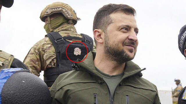泽连斯基的警卫佩戴着“骷髅”装甲师标志。图自RT