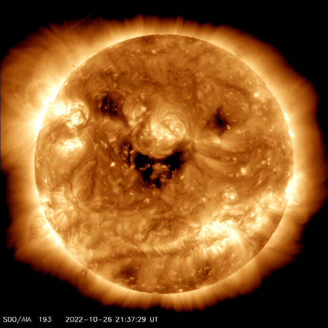 “微笑的太阳”实际上是日冕洞太阳风可以对地球大气层造成严重破坏