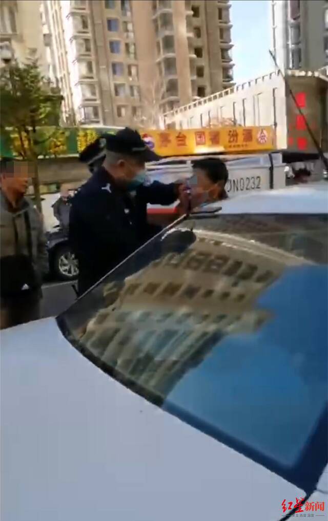 ↑老人被警方带上车。网传视频截图