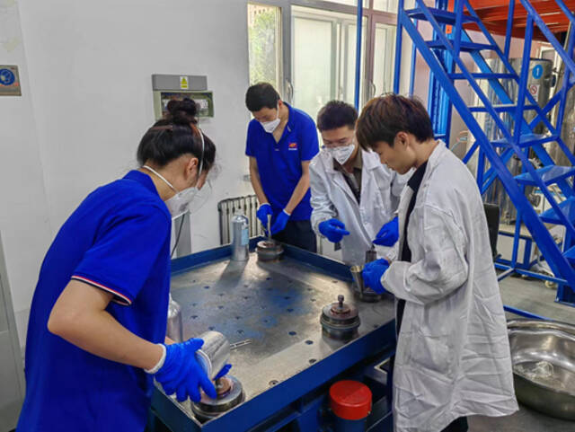 中国科学院金属研究所航空发动机钛合金研发团队在进行发动机配件粉末填充铸造。徐磊供图