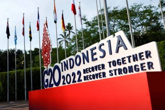 “共同复苏、强劲复苏”的峰会主题标语出现在G20会场多处。图源：reuters