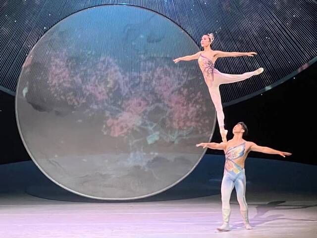 杂技剧《化·蝶》中，吴正丹（上）和魏葆华（下）表演肩上芭蕾。新华社记者韩佳诺摄