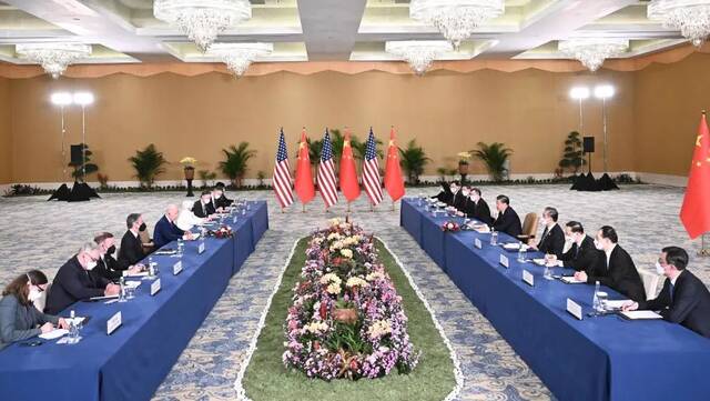 当地时间11月14日下午，国家主席习近平在印度尼西亚巴厘岛同美国总统拜登举行会晤。