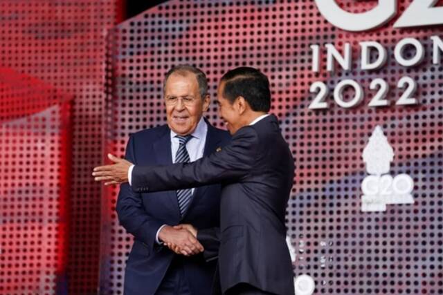 印尼总统佐科欢迎拉夫罗夫参会。图源：Reuters