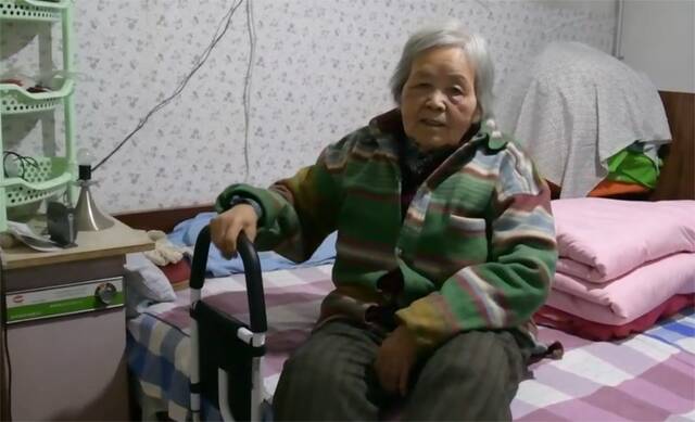 85岁的于宜芳正在试用床边安装的护具。新华社记者李亚楠摄