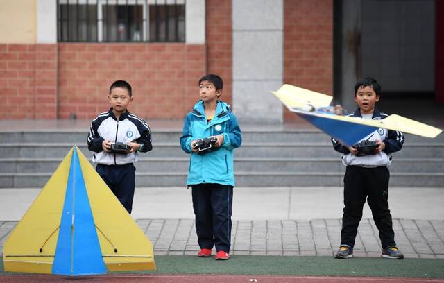 追光丨这所小学在防空洞里培养出全国航模冠军