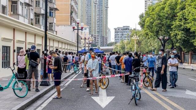 2022年11月13日，广州，海珠区滨江街道进行核酸检测。视觉中国图