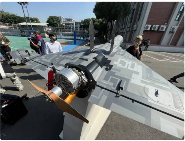 台“国防部”15日特别展示刚成军的“剑翔反辐射无人机”