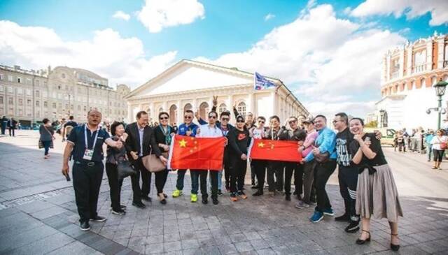 俄罗斯世界杯时的中国游客（图片来源：东方IC）