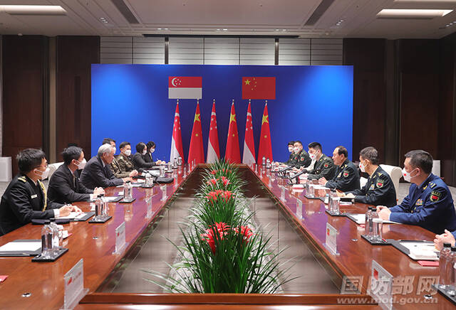 11月18日，国务委员兼国防部长魏凤和在西安会见了新加坡国防部长黄永宏。李晓伟摄