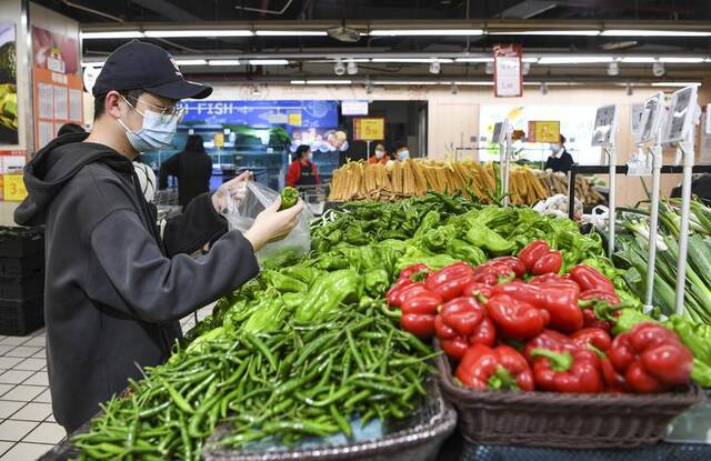 ▲11月12日，重庆市民在重百超市渝北中心店选购蔬菜。图/新华社