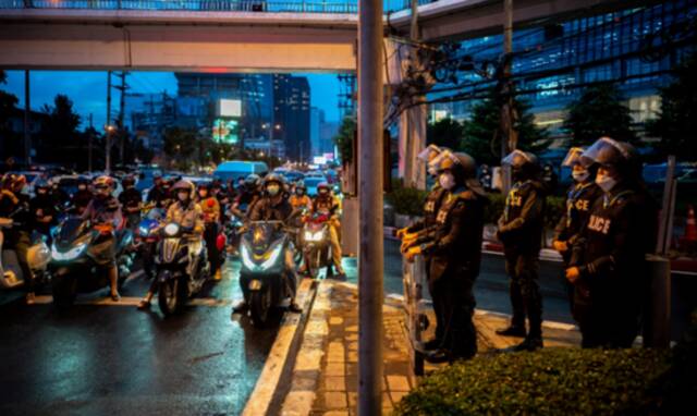  11月14日，防暴警察在泰国曼谷举行的APEC峰会诗丽吉王后国家会议中心附近站岗图：路透社