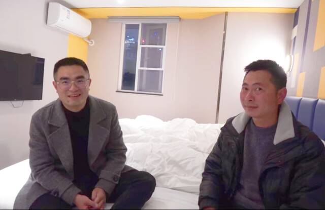 11月18日，甘宇和罗永在成都相见，这是他们震后首次见面。图片来源:我们视频截图