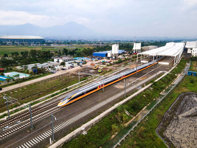 11月16日，在印度尼西亚万隆，高速铁路综合检测车行驶在雅万高铁试验段（无人机照片）。新华社发（焦宏涛摄）
