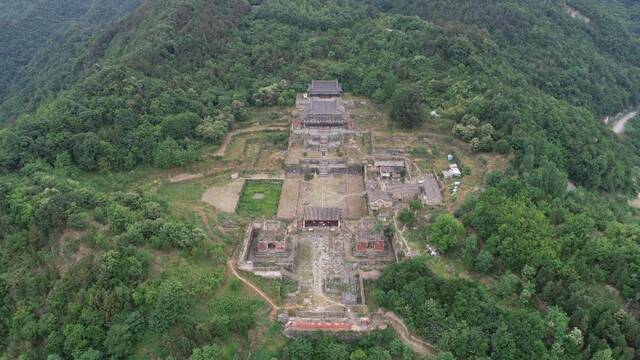 五龙宫遗址远景航拍（东—西）。（湖北省文物考古研究院供图）