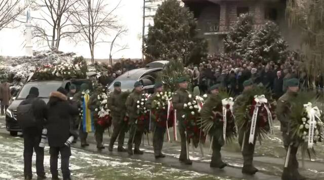 外媒：波兰为导弹事件遇难者举行葬礼，军方仪仗队出席