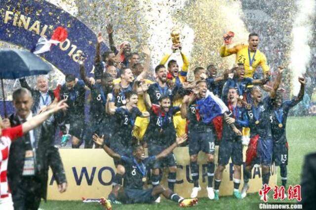 资料图：2018俄罗斯世界杯，法国队战胜克罗地亚，“高卢雄鸡”时隔20年再次捧起大力神杯。中新社记者富田摄