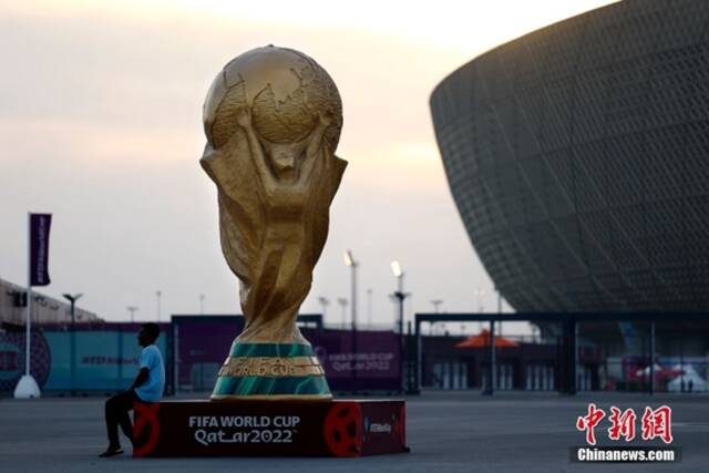 当地时间11月17日，2022卡塔尔世界杯卢塞尔体育场外景。中新社记者富田摄