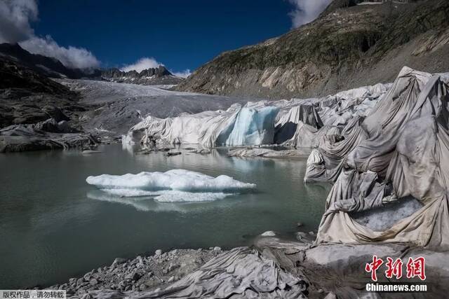 资料图。“保温”防融化瑞士为阿尔卑斯最古老冰川盖上毯子。