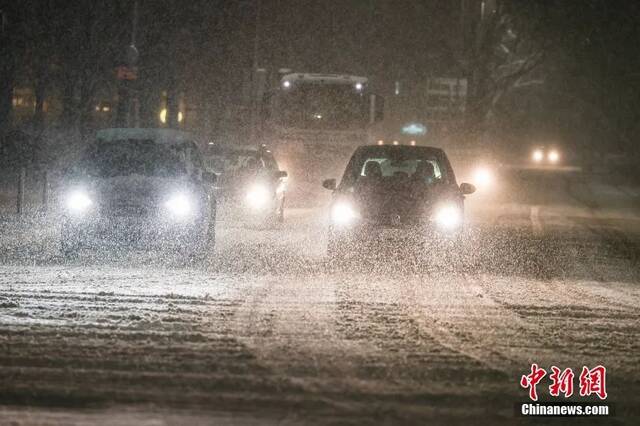 资料图：2022年4月1日，德国下萨克森州汉诺威遭遇降雪天气。图片来源：视觉中国