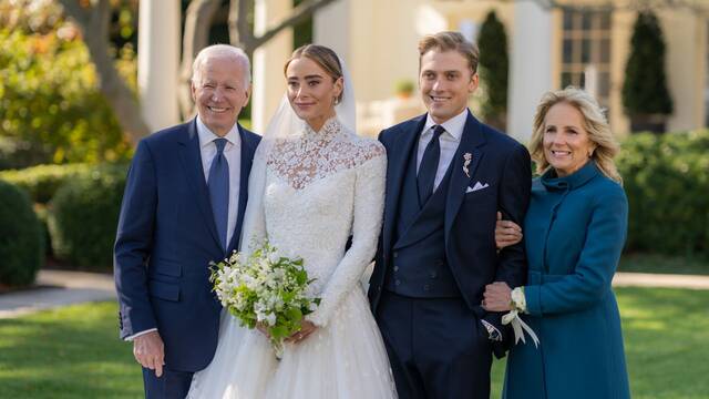 拜登在白宫南草坪为其孙女主持婚礼，美媒：创下两个首次
