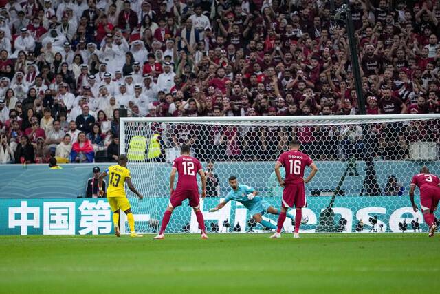 瓦伦西亚点球命中，攻入卡塔尔世界杯首球。
