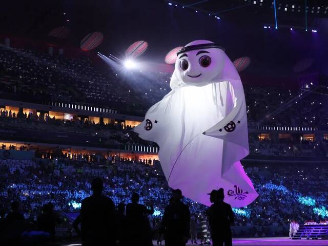 ▲2022年11月20日，卡塔尔世界杯吉祥物出现在开幕式上。图/新华社