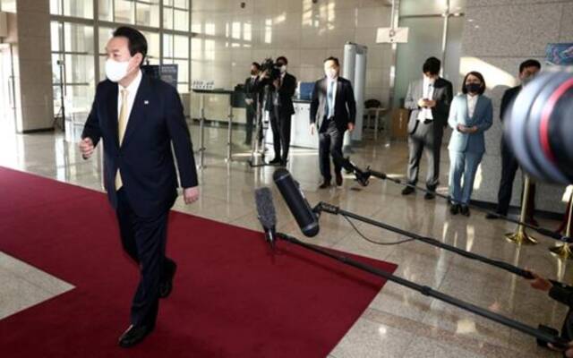 韩媒记者当面怼尹锡悦后，韩总统府宣布“每日简约记者会”暂停举行