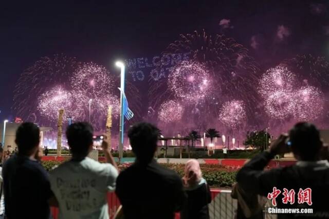 当地时间11月20日晚，卡塔尔世界杯在多哈开幕，一场烟花灯光秀在球迷广场附近天空上演。中新社记者崔楠摄
