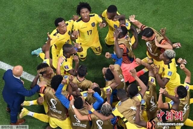图为厄瓜多尔队进球后，全队围在一起。
