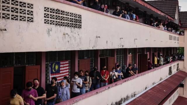 马来西亚民众排队投票。图源：CNN