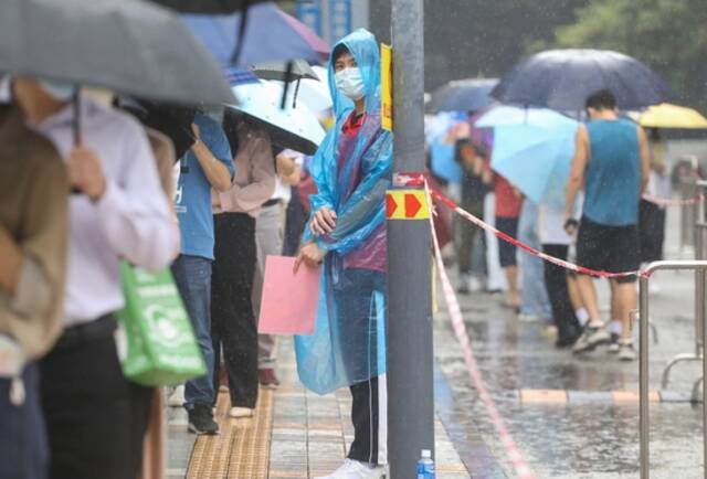 资料图：近期广州户外防疫工作，需防御降雨降温影响。羊城晚报全媒体记者梁怿韬摄