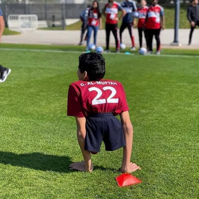 卡塔尔世界杯开幕式上亮相的残障男孩，他背后的故事有多励志