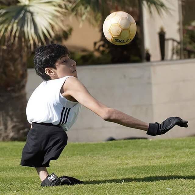 卡塔尔世界杯开幕式上亮相的残障男孩，他背后的故事有多励志