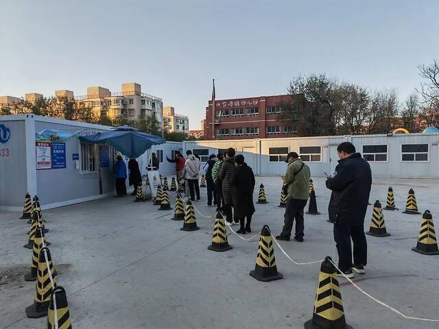 市民在排队做核酸检测。图/视觉中国